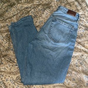 Hollister Ultra High-Rise Mom Jean size 5s